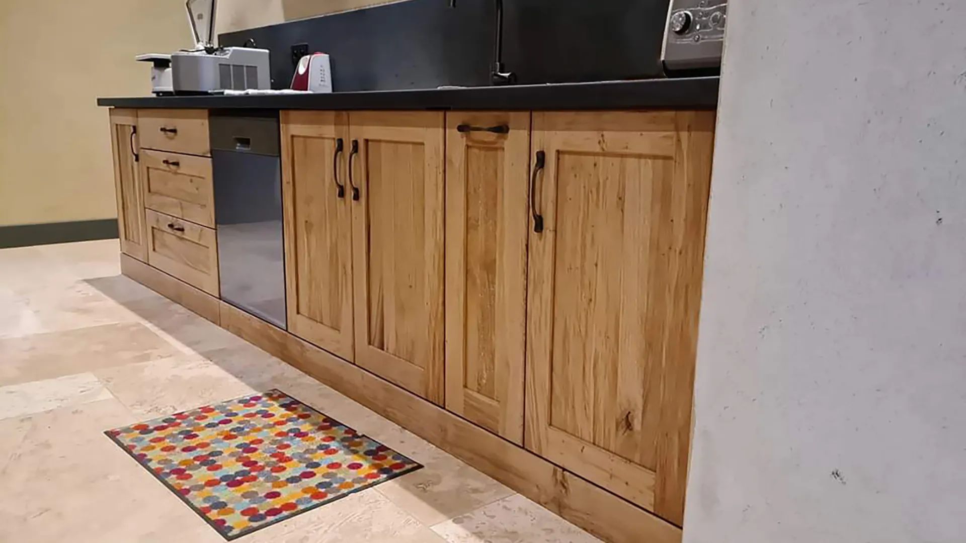 Cuisine en chêne traitée avec Arova Spritzbeize mélange Weiss et Incolore puis Aduro Legnopur G10.