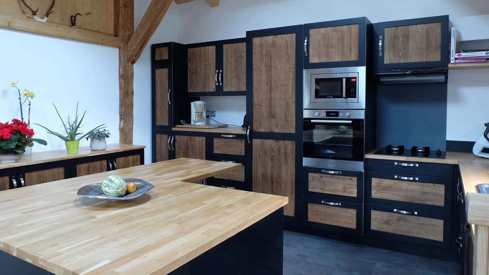 Cuisine avec effet vieux bois brulé et laque noire.