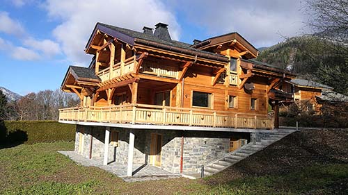 Chalet en mélèze traité avec Pullex Bodenol Incolore