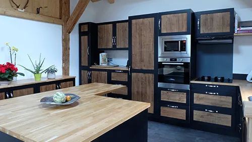Miniature de réalisation associée : Cuisine avec effet vieux bois brulé et laque noire.