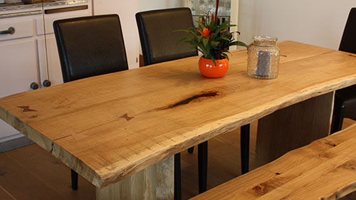 Table à manger vernie avec Legnopur G30