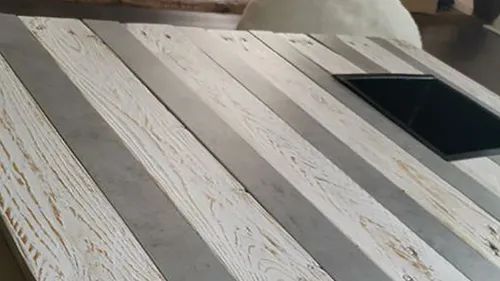 Miniature de réalisation associée : Table en palettes traitée en Aqua-Colora Weiss, ponçage de la veine dure et Legnopur G10.
