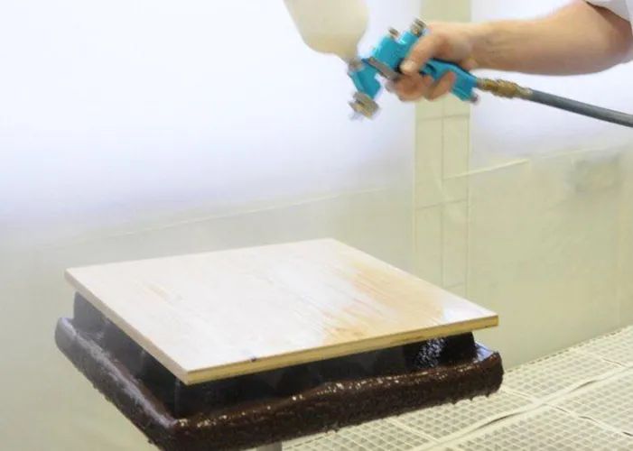 Image de l'étape 3 : Application d'une couche de fond – Effet vieux bois brûlé